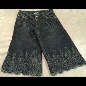 AXES FEMME "Capri" Jeans w/embroidery S-Med/W-28”